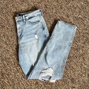 HOLLISTER ULTRA HIGH-RISE RIPPED LIGHT WASH MOM JEANS